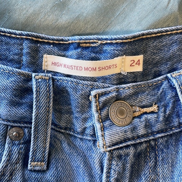 Levi's NWOT High Waisted Mom Shorts Light Blue Denim Size 24 - Picture 4 of 4